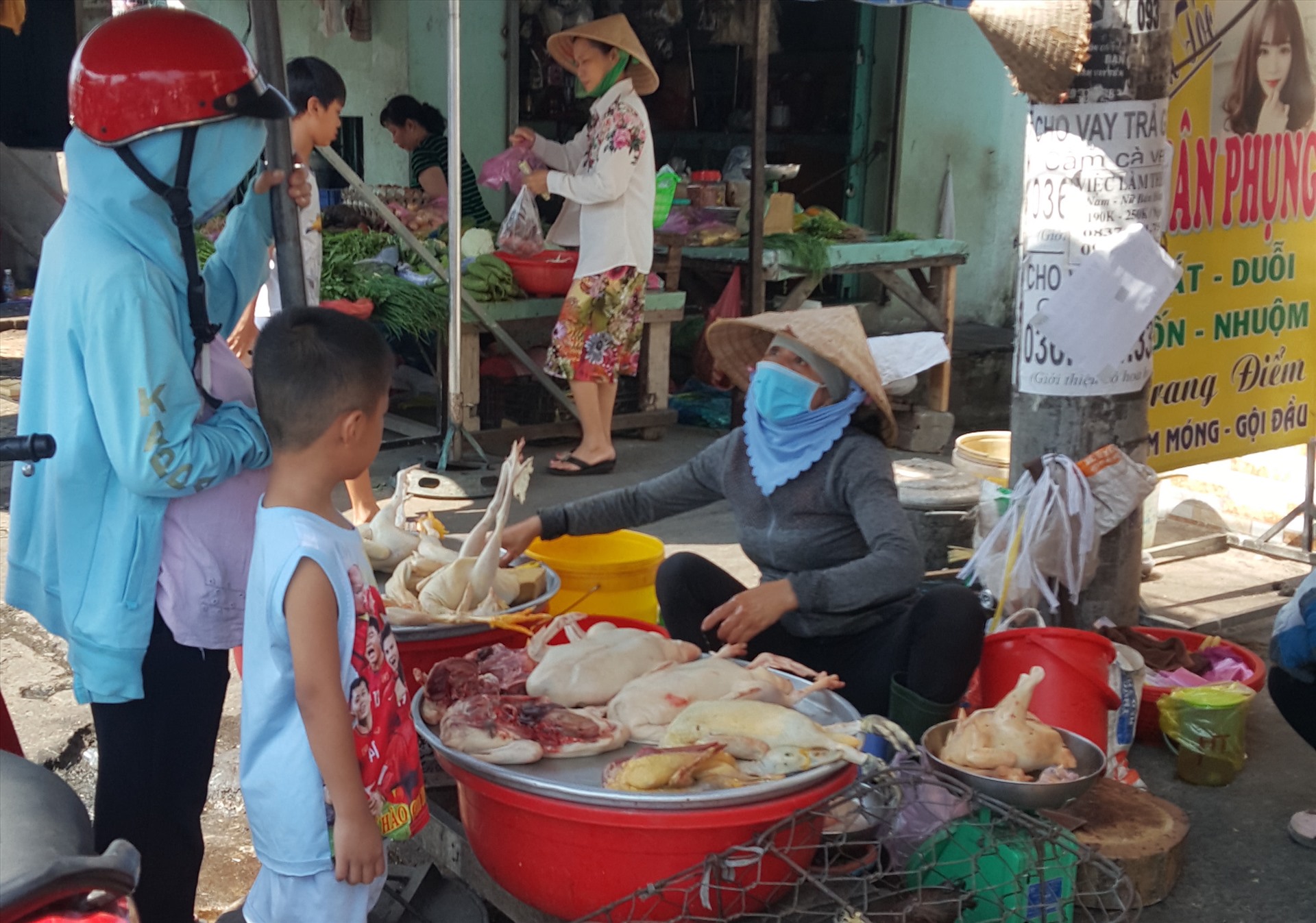 Tình trạng giết mổ, kinh doanh gia cầm sống không qua kiểm dịch vẫn diễn ra ở những chợ tự phát trên địa bàn TPHCM. Ảnh: Nguyễn Hữu Huy