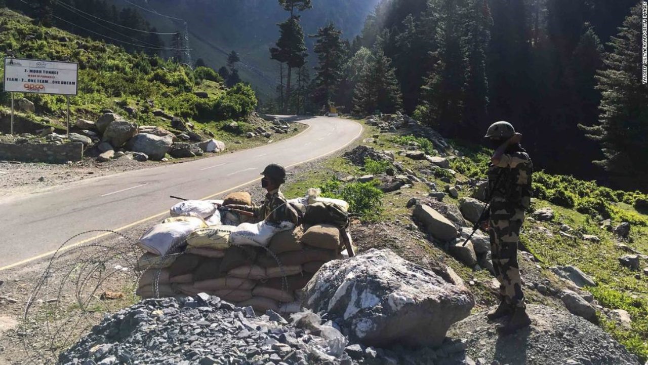 Lực lượng an ninh biên giới Ấn Độ bảo vệ một đường cao tốc dẫn tới Leh, giáp Trung Quốc, tại Gagangir vào ngày 17.6.2020. Ảnh: AFP