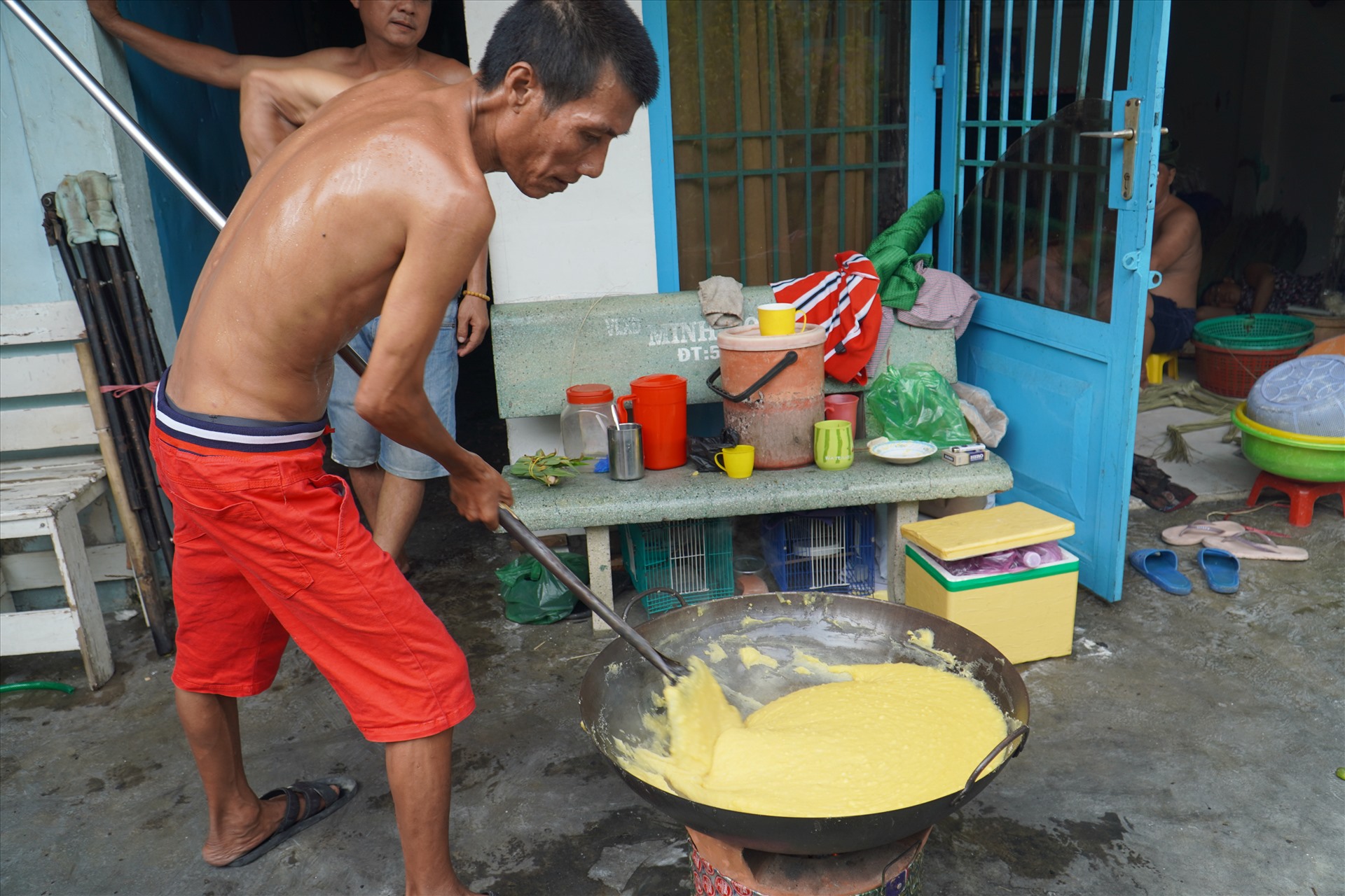 Nhân bánh chủ yếu là đậu xanh, sau khi ngâm sẽ được nấu chín với đường, đảo đều và vo thành viên nhỏ.