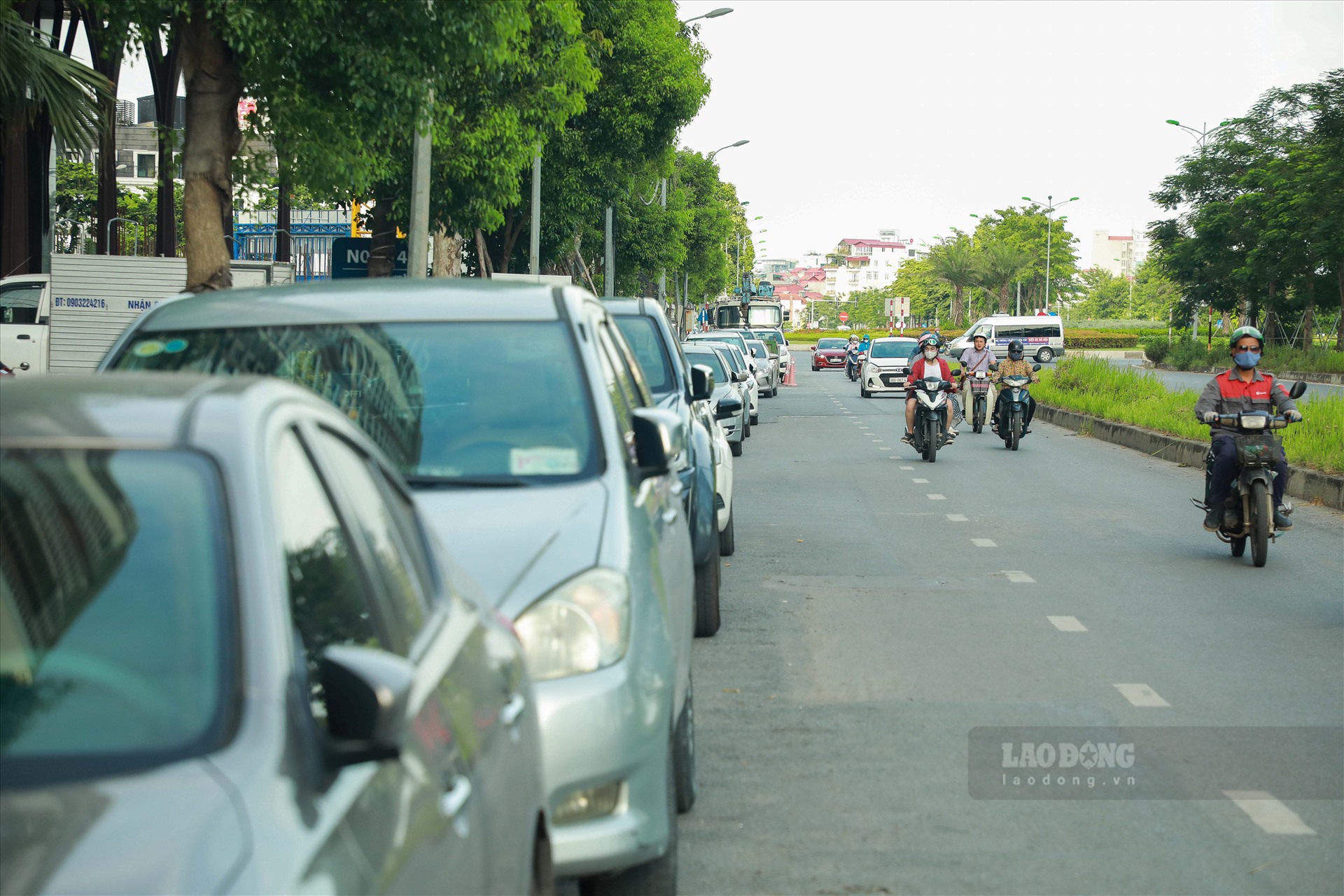 Không khó để bắt gặp hình ảnh hàng dài xe cộ, cả xe máy và ôtô đậu kín một làn đường tại KĐT Ngoại giao đoàn.