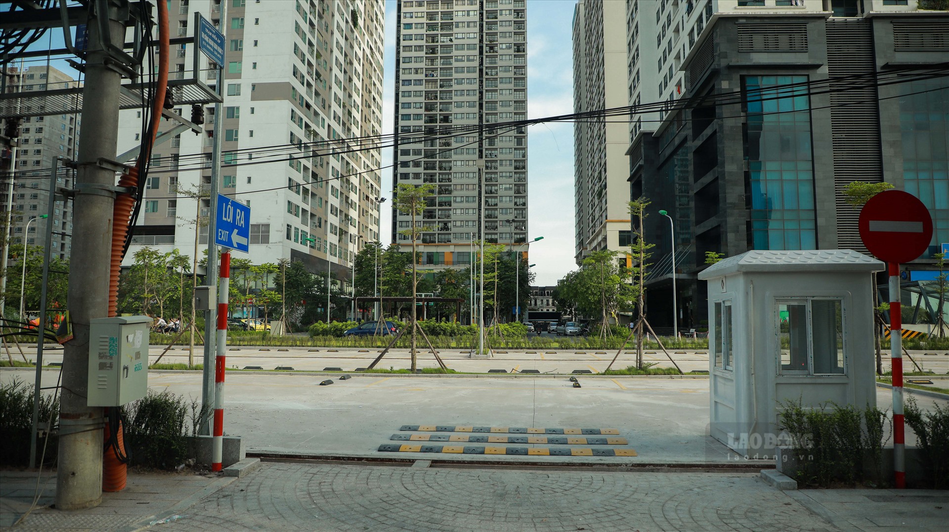 Trao đổi với phóng viên Báo Lao Động, đại diện Tổng Công ty Xây Dựng Hà Nội - chủ đầu tư KĐT Ngoại giao đoàn khẳng định đã xây hai bãi đỗ xe. Tuy nhiên người này cho biết chưa đưa bãi xe vào hoạt động do thủ tục.