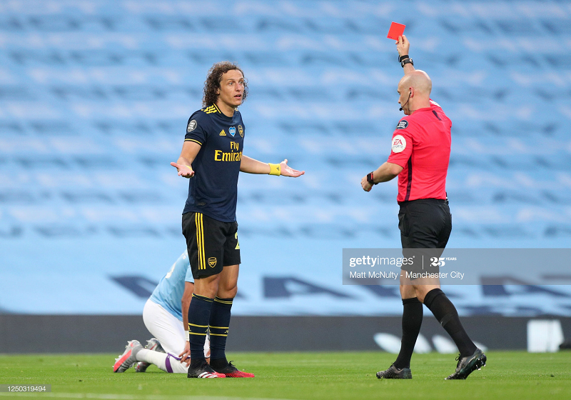 Luiz có màn trình diễn tệ hại trong trận gặp Manchester City. Ảnh: Getty