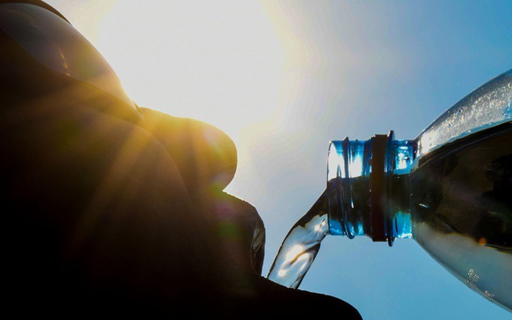 Một người đàn ông tại thành phố Lille, miền Bắc nước Pháp uống nước dưới ánh nắng gay gắt. 18 khu vực tại Pháp đã công bố cảnh báo “màu da cam” vì đợt nắng nóng lan rộng khắp Tây Âu. Ảnh: AFP