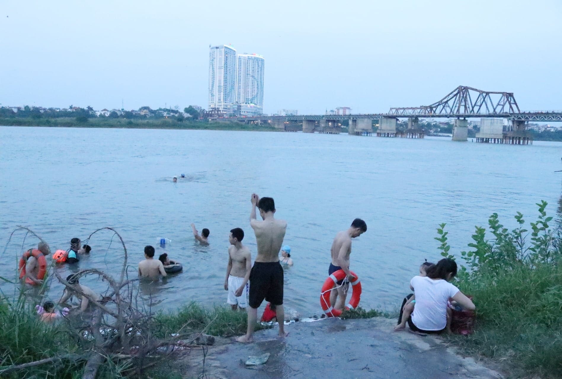 Bãi tắm tự phát ở dưới chân cầu Long Biên được nhiều người dân đắc biệt yêu thích.