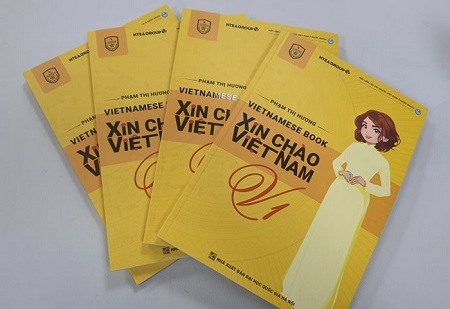 Bộ học liệu “Xin chào Việt Nam” dành cho người muốn học tiếng Việt. Ảnh: