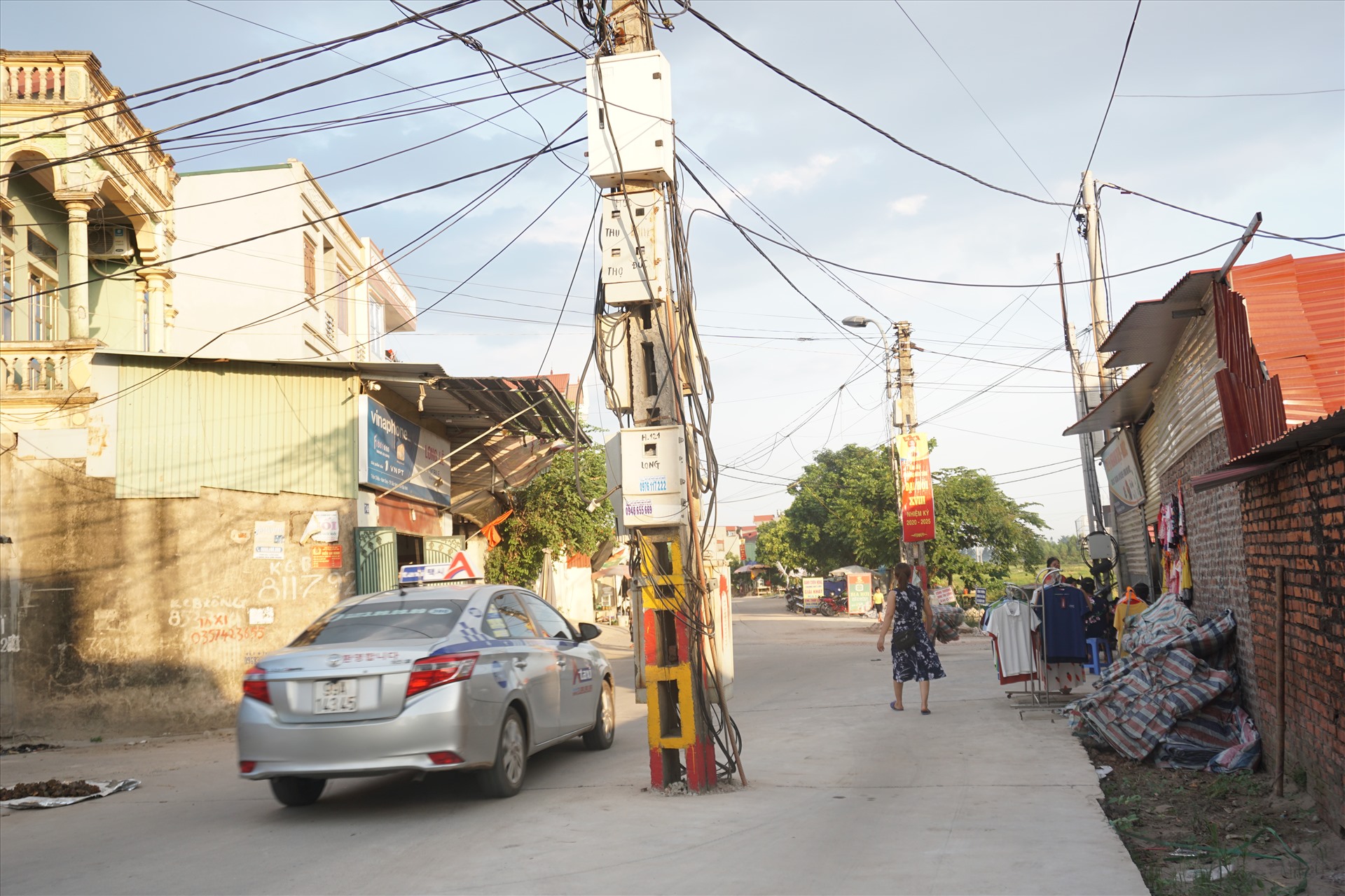 Nhiều cột điện nằm giữa đường ở phường Nam Sơn (TP Bắc Ninh). Ảnh: Long Nguyễn.