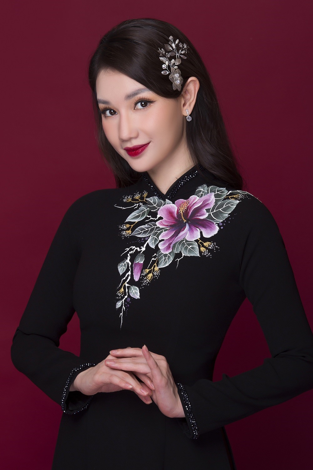 Với tình yêu dành cho nghệ thuật, NTK Minh Châu đã kết hợp khéo léo ở phần vai, tay áo giúp người đẹp Quỳnh Chi vừa giữ được nét truyền thống song vẫn tôn lên sự hiện đại, sắc sảo của một người con gái thành đạt trong cuộc sống.