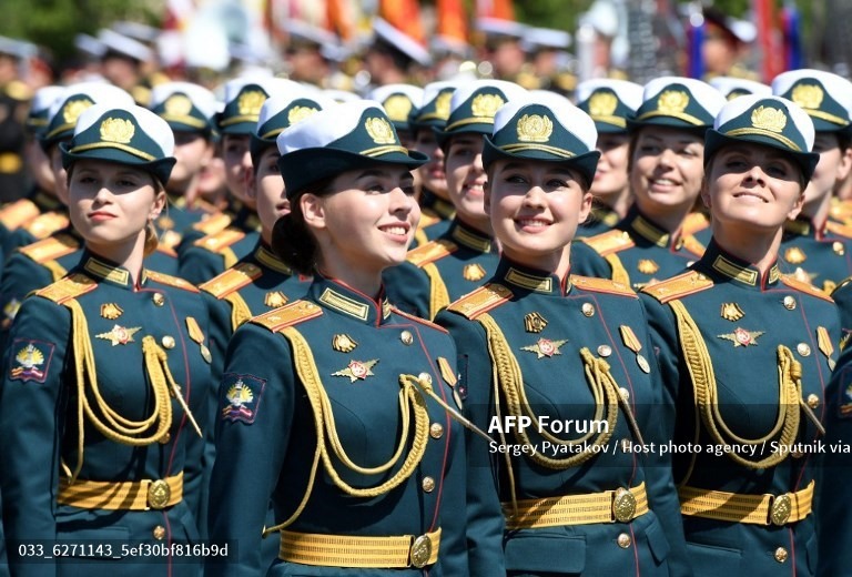 Vẻ đẹp mê hồn của nữ quân nhân Nga trong lễ duyệt binh Ngày Chiến ...