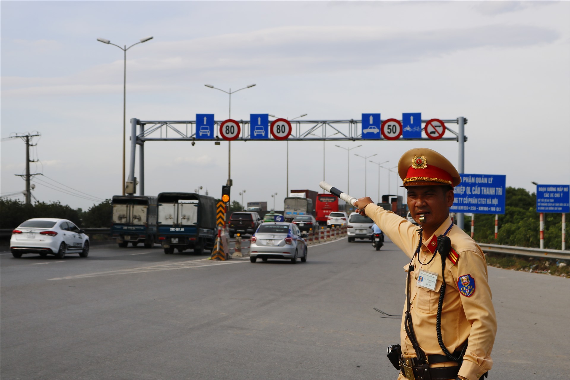 Bất chấp cái nắng gay gắt, CSGT Hà Nội làm nhiệm vụ phân làn tại chốt giao thông Thanh Trì. Ảnh: HL