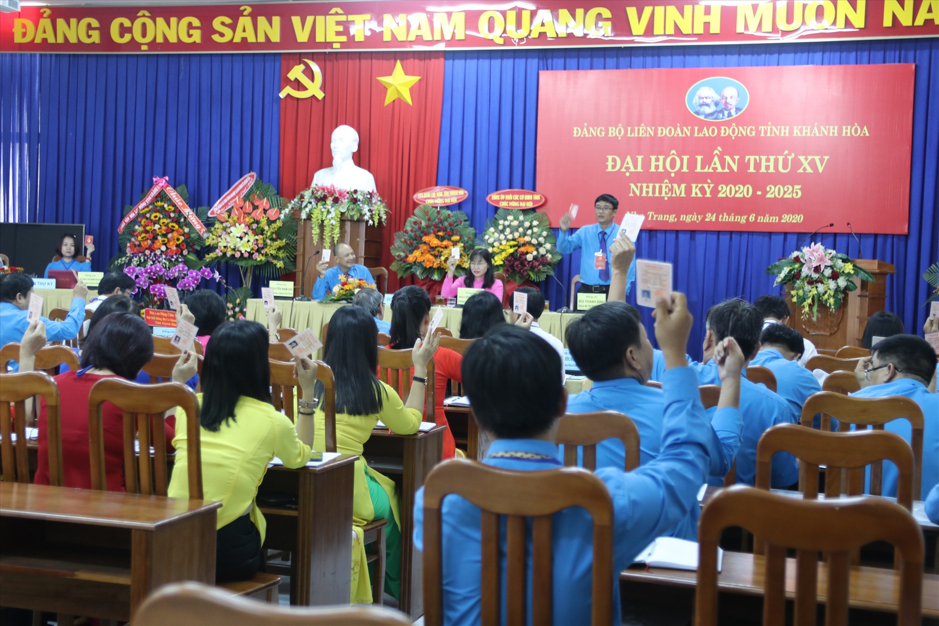 Các đại biểu tham dự đại hội Đảng bộ LĐLĐ tỉnh Khánh Hòa biểu quyết thông qua chương trình đại hội. Ảnh: Phương Linh