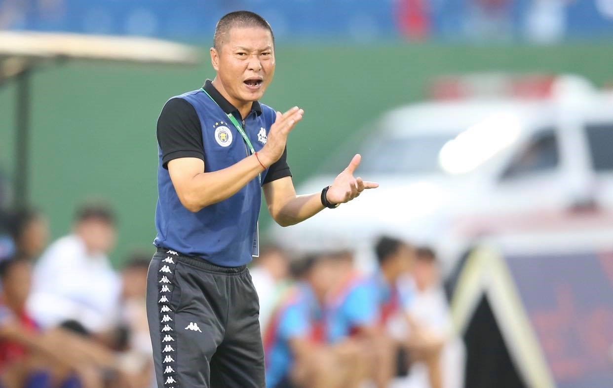 Huấn luyện viên Chu Đình Nghiêm cũng phản ứng gay gắt cách hành xử thiếu fair-play của bộ phận khiêng cáng với những cầu thủ đang chấn thương. Ảnh: Dũng Phương