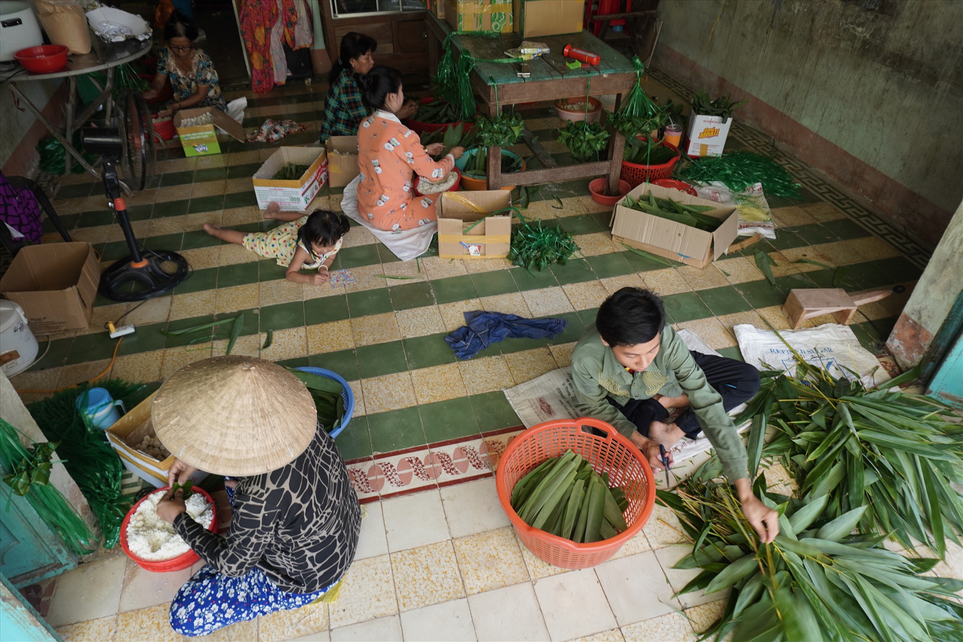 Nhân công tất bật làm bánh tại gia đình bà Nguyễn Thị Hiển. Ảnh: Nguyên Anh