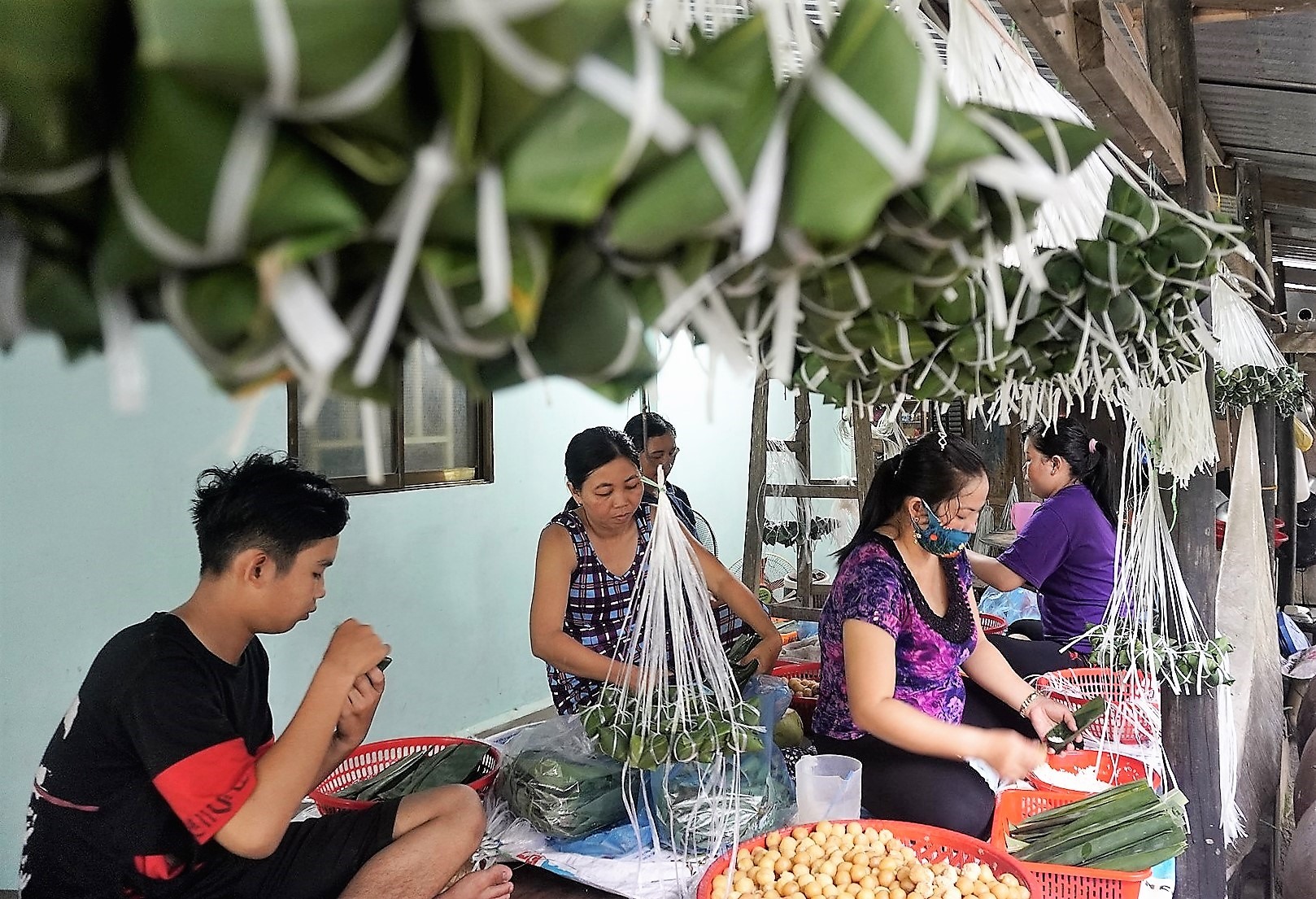 Tương tự bà Hiển, gia đình bà Trần Thị Nga (65 tuổi) đã có gần 25 năm trong nghề. Từ tờ mờ sáng bà Nga và các con, cháu trong nhà đã cặm cụi ngồi gói bánh. Không chỉ bán ở địa phương bánh của bà còn gửi đi bán ở các tỉnh, nhiều nhất là TPHCM.