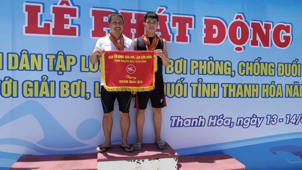Tại các cuộc thi bơi lội ở huyện, tỉnh, học trò của thầy Vũ đều đạt các giải cao. Ảnh: Thầy Vũ cung cấp.
