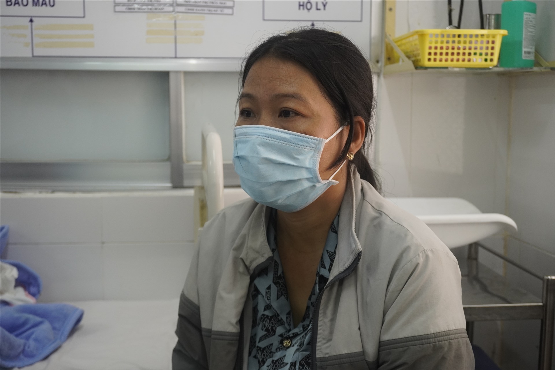 Bà Phan Ngọc Lành, người nhận nuôi bé gái bị bỏ rơi hiện đang chăm sóc bé tại bệnh viện đa khoa tỉnh Kiên Giang. Ảnh: Nguyên Anh