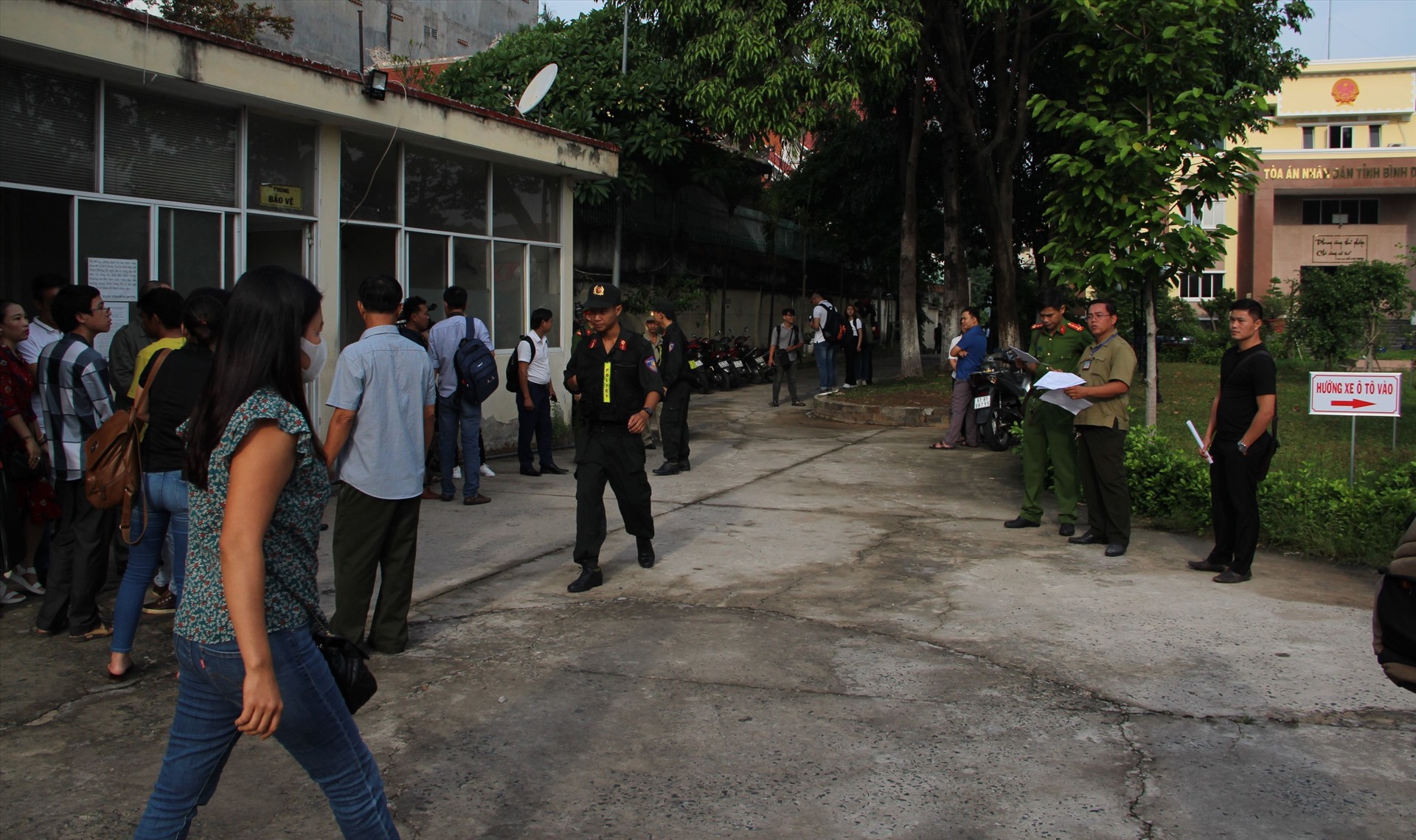 Từ 7h, rất đông phóng viên và người dân đến Tòa án Nhân dân tỉnh Bình Dương. Ảnh: Đình Trọng