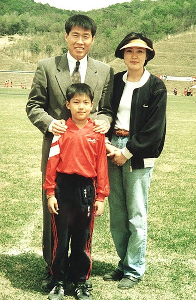 Lee Min Ho hồi 6 tuổi, chụp ảnh cùng mẹ và huyền thoại của bóng đá Hàn Quốc – Cha Bum Kun. Ảnh: Naver
