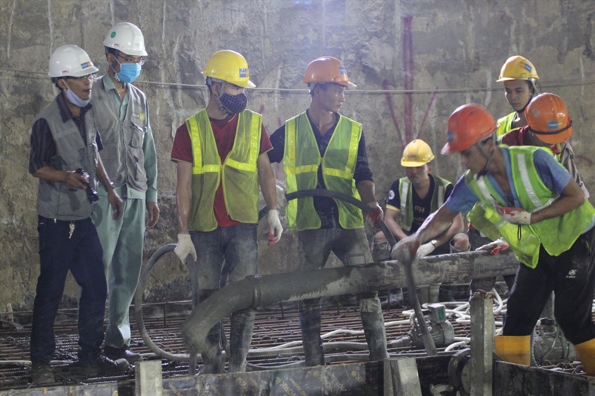 Như vậy, sau hơn 1 tháng thi công khẩn trương, nhanh chóng, công đoạn đổ bê tông tầng ngầm trung chuyển hành khách ga S9 tuyến đường sắt đô thị Nhổn - ga Hà Nội đã được hoàn thiện.