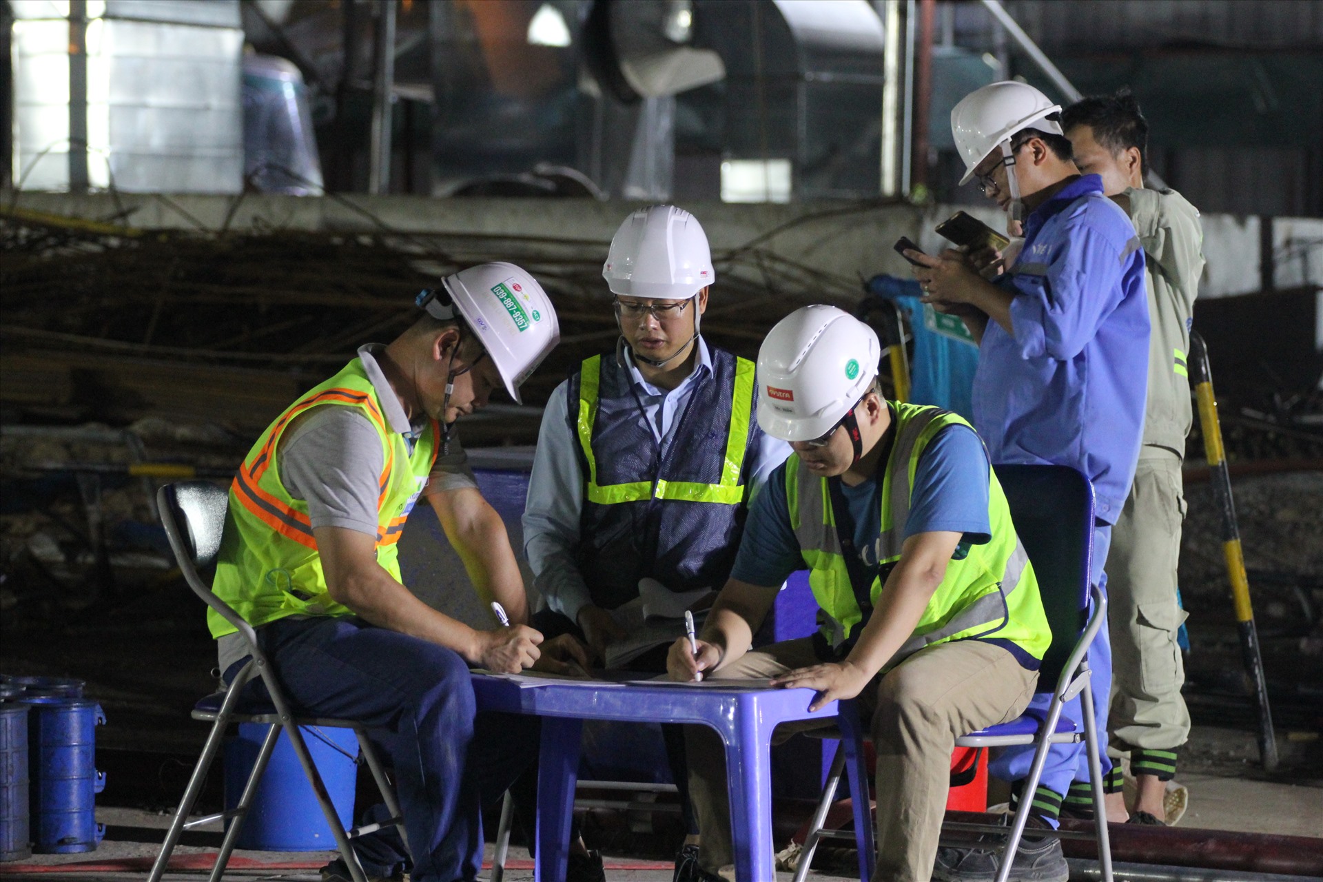 22h mỗi ngày, 42 công nhân của Ban Quản lý dự án đường sắt đô thị Hà Nội  bắt đầu đổ bê tông tại tầng ngầm đầu tiên - nơi trung chuyển hành khách tại ga ngầm S9 (đường Kim Mã).