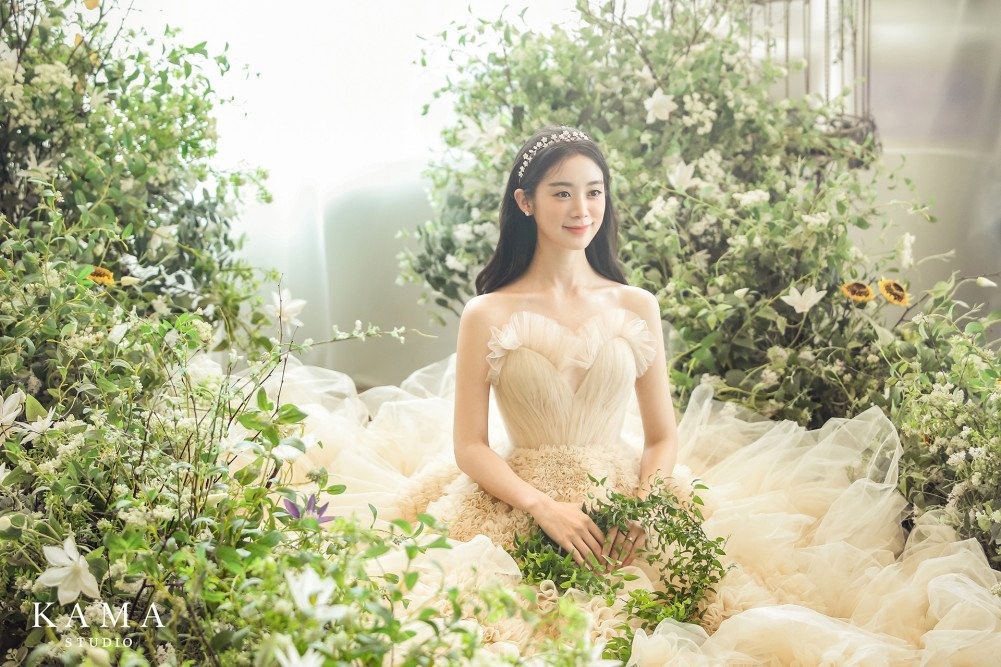 Trong bộ ảnh cưới cổ tích, vẻ đẹp của Lim thu hút sự chú ý của cư dân mạng. Ảnh: KAMA Studio.