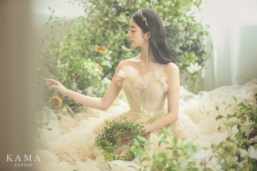 Bức ảnh khiến người hâm mộ liên tưởng tới nàng công chúa ngồi giữa khu rừng trong truyện cổ tích, theo All Kpop. Ảnh: KAMA Studio.