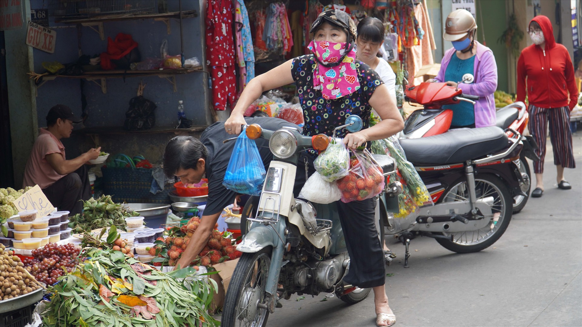 Nhiều người dân tranh thủ đi chợ sớm để khỏi phải chen lấn mua hàng.