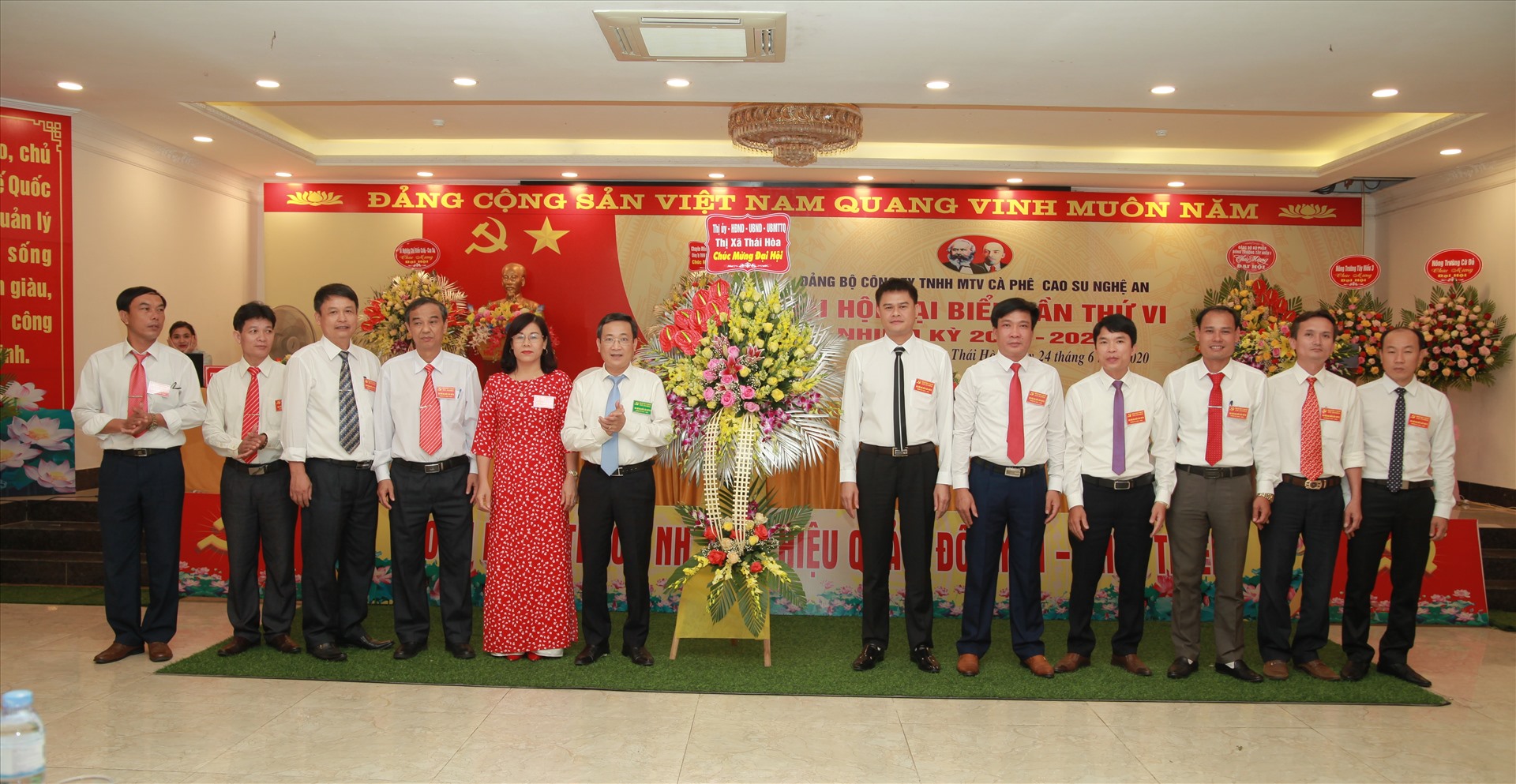 Lãnh đạo Thị ủy-UBND TX Thái Hòa chúc mừng Ban chấp hành Đảng bộ Công ty nhiệm kỳ 2020-2025. Ảnh: Văn Tùng