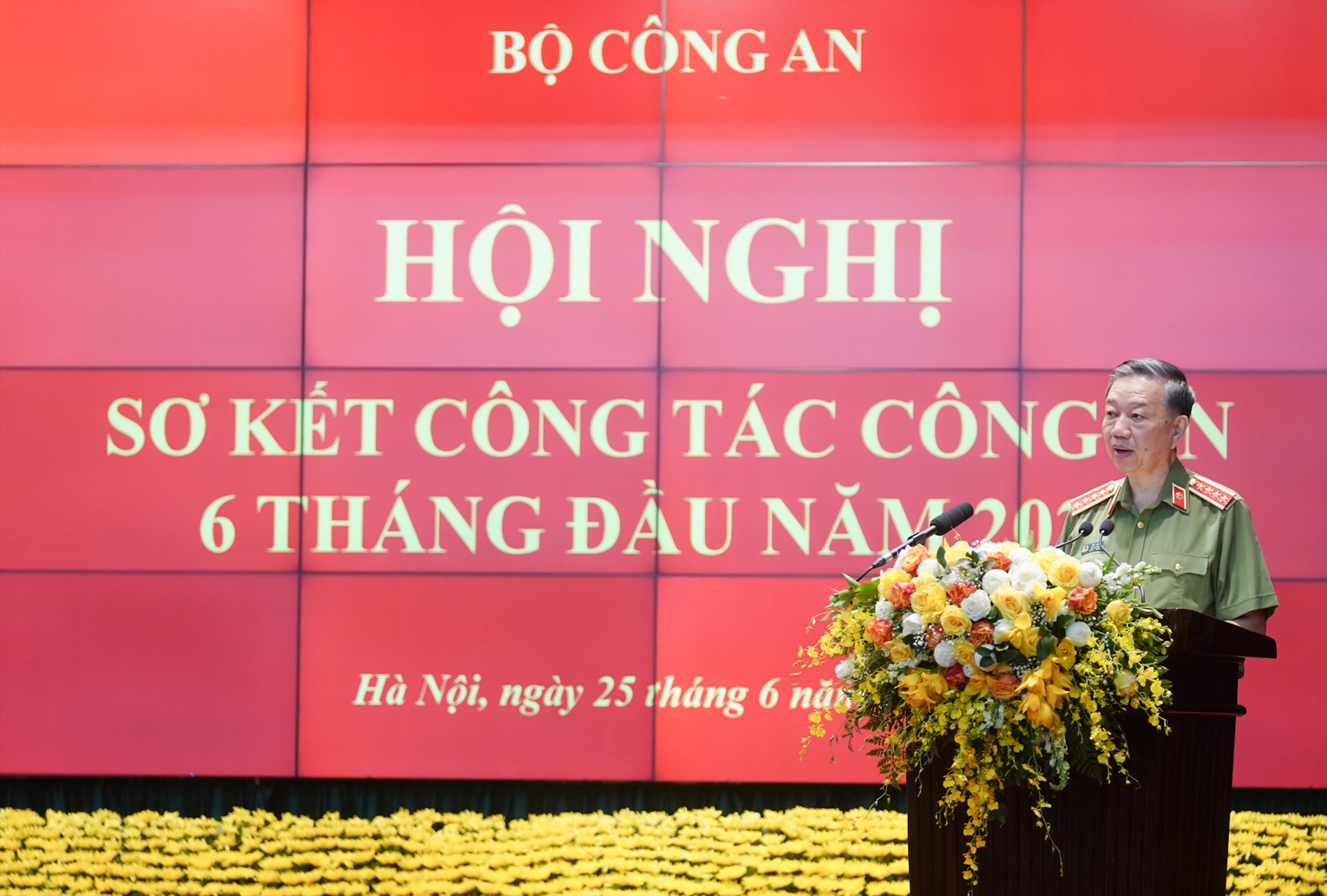 Đại tướng Tô Lâm, Ủy viên Bộ Chính trị, Bộ trưởng Bộ Công an phát biểu tại hội nghị. Ảnh VGP/Quang Hiếu