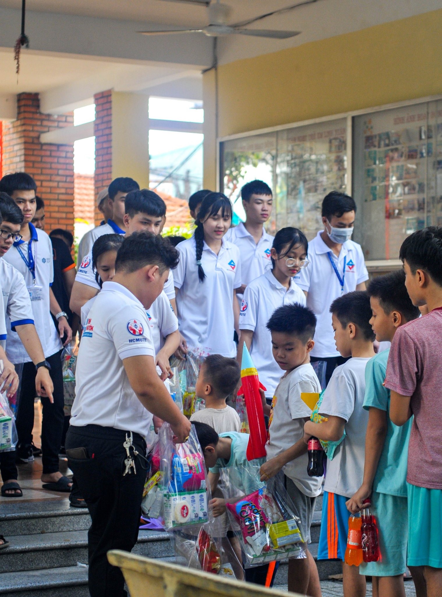 Phát quà và vui chơi cùng các bé trong chương trình Ngày Hội Tuổi Thơ (1.6) tại trung tâm bảo trợ trẻ em Linh Xuân (Thủ Đức). Ảnh: Minh Khang