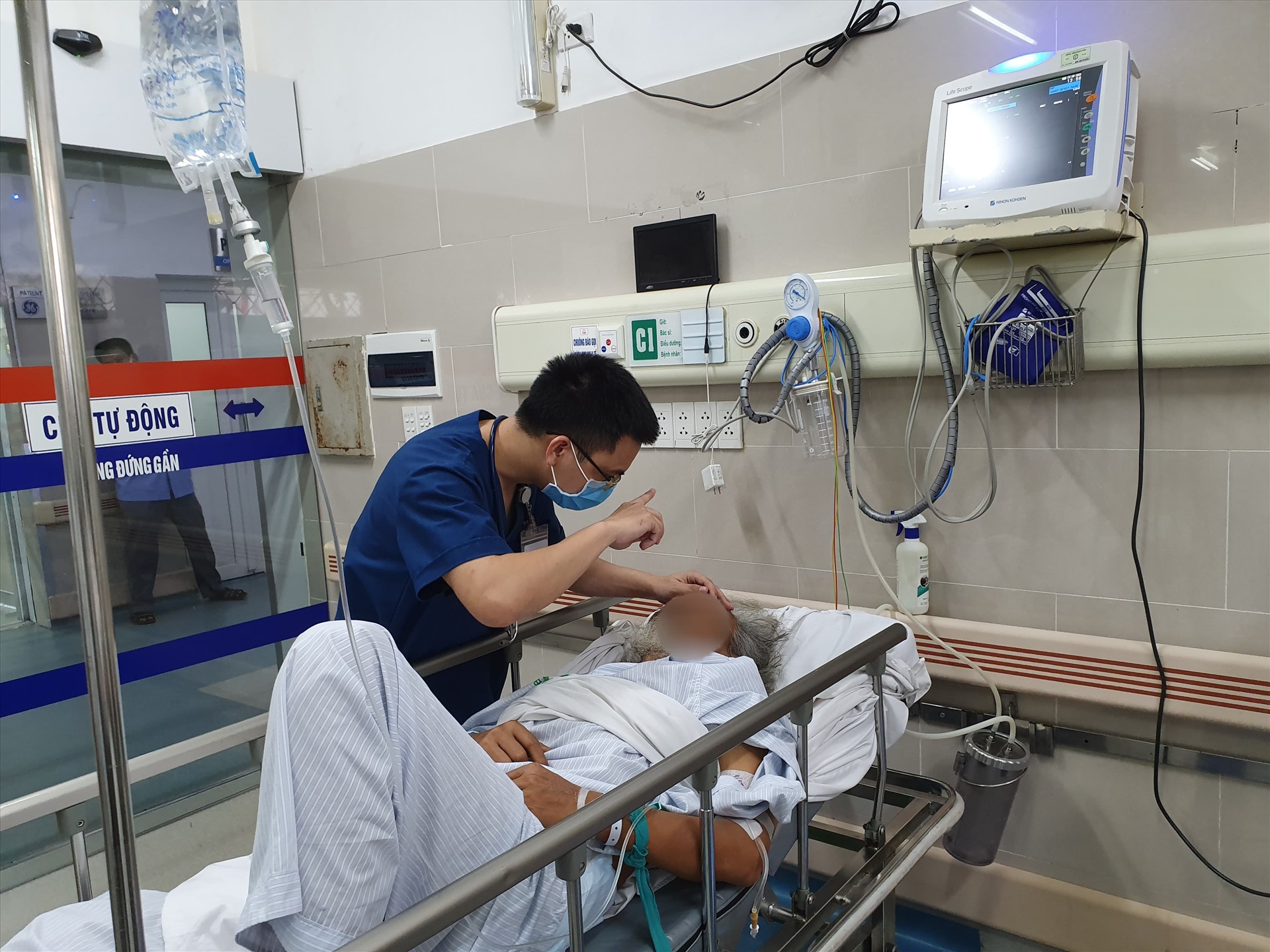 Bác sĩ khoa Cấp cứu đang thăm khám cho một bệnh nhân đột quỵ  vào viện trong tình trạng rối lọan ý thức, liệt nửa người bên phải. Ảnh: Mai Thanh