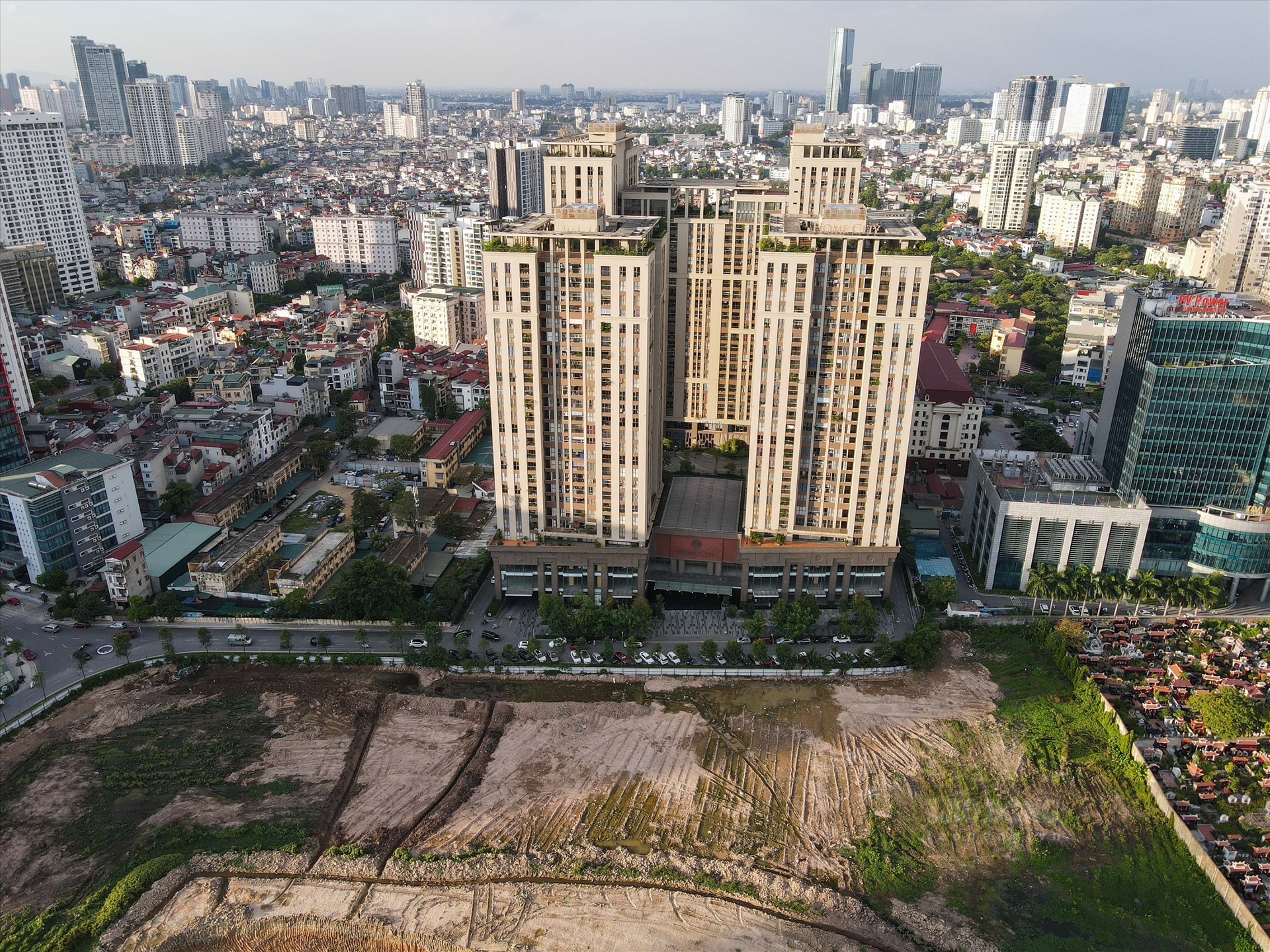 Xung quanh ô đất dự kiến làm công viên, nhiều dự án liền kề, nhà cao tầng đã mọc lên. Lớn nhất là dự án Home City của Công ty Văn Phú - Trung Kính.