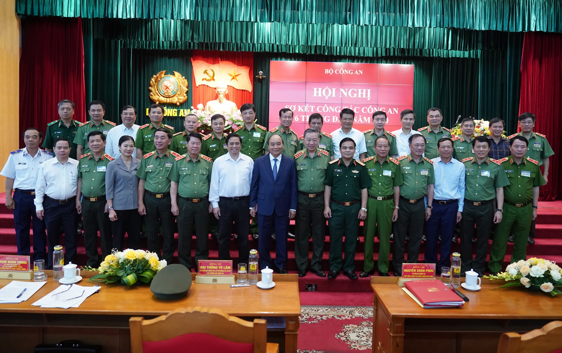 Thủ tướng cùng các đồng chí lãnh đạo Bộ Công an. Ảnh: VGP/Quang Hiếu