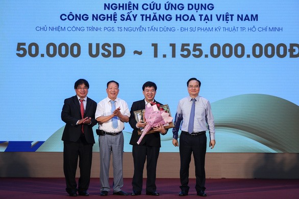 Giải thưởng Bảo Sơn 2019 được trao cho công trình nghiên cứu ứng dụng công nghệ sấy thăng hoa của PGS.TS Nguyễn Tấn Dũng và nhóm cộng sự - Ảnh: BTC