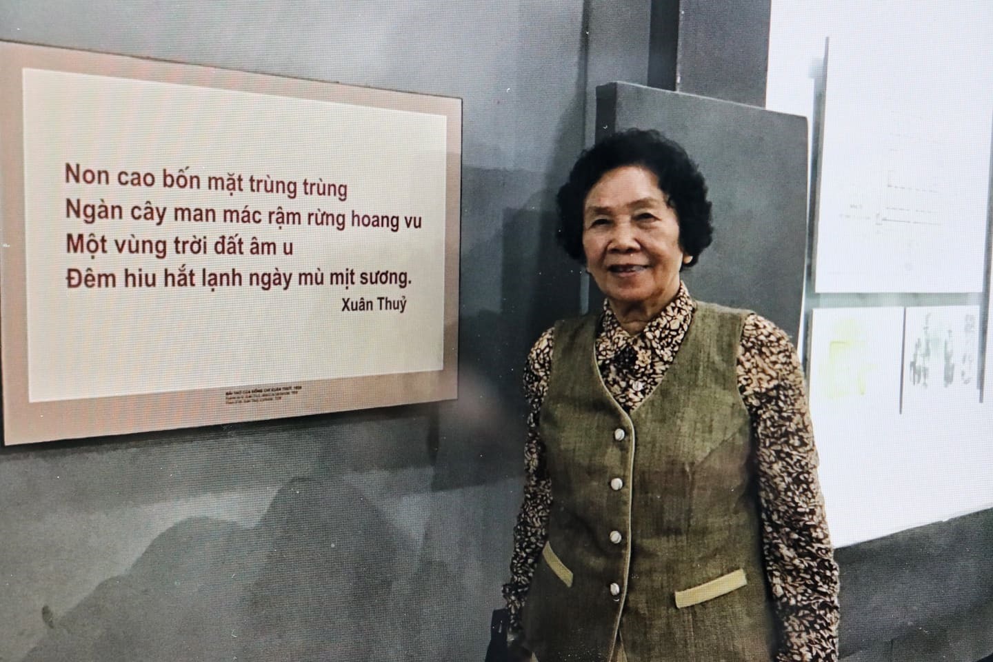 Bà Nguyễn Ánh Tuyết trong chuyến thăm nhà tù Sơn La - nơi cha bà từng bị bắt giam. Ảnh: Lan Nhi