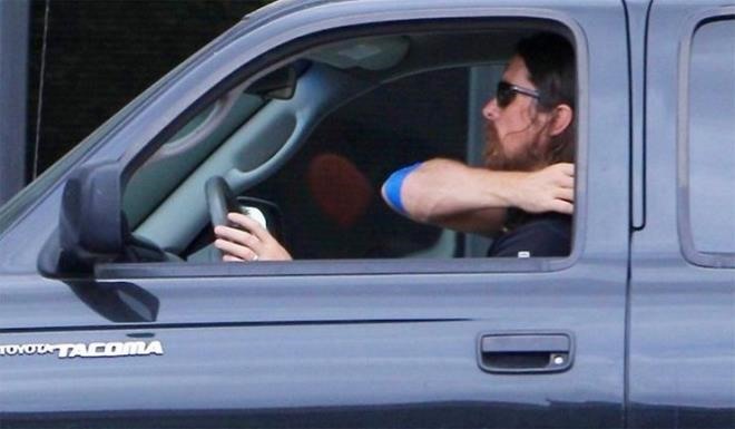 Christian Bale dùng Toyota Tacoma. Ảnh: Cắt từ clip