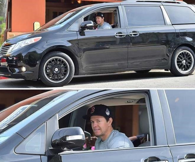Mark Wahlberg dùng Toyota Sienna. Ảnh: Chụp màn hình