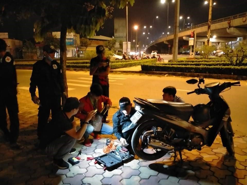 Các thành viên thay ruột xe hỗ trợ người đi đường giữa đêm khuya. Ảnh: Minh Khang