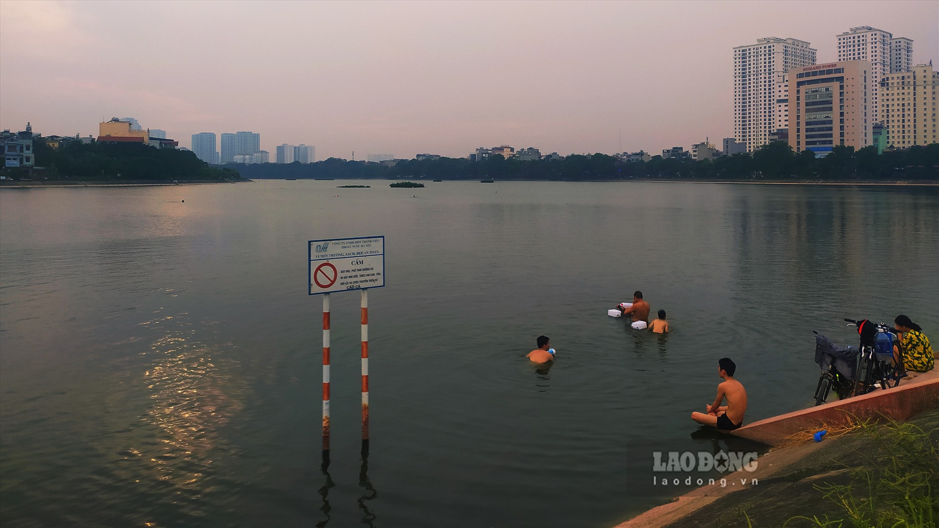 Cuối giờ chiều tại Hồ Linh Đàm (quận Hoàng Mai), lượng người đổ về hồ để tắm giải nhiệt mỗi lúc một đông hơn.
