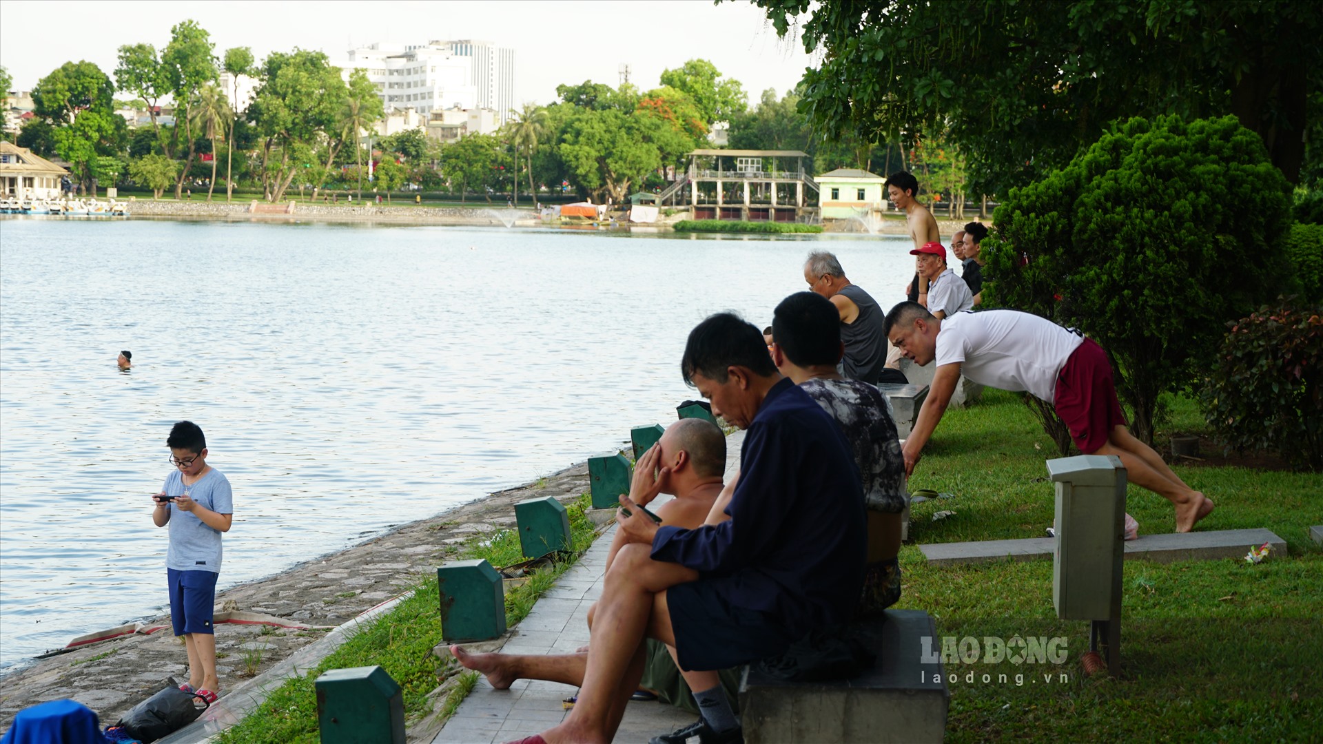 Những ngày gần đây, tại một số hồ lớn của Hà Nội như hồ Bảy Mẫu (Công Viên Thống Nhất), hồ Linh Đàm, hồ Tây có rất đông người dân đến bơi lội, giải nhiệt.