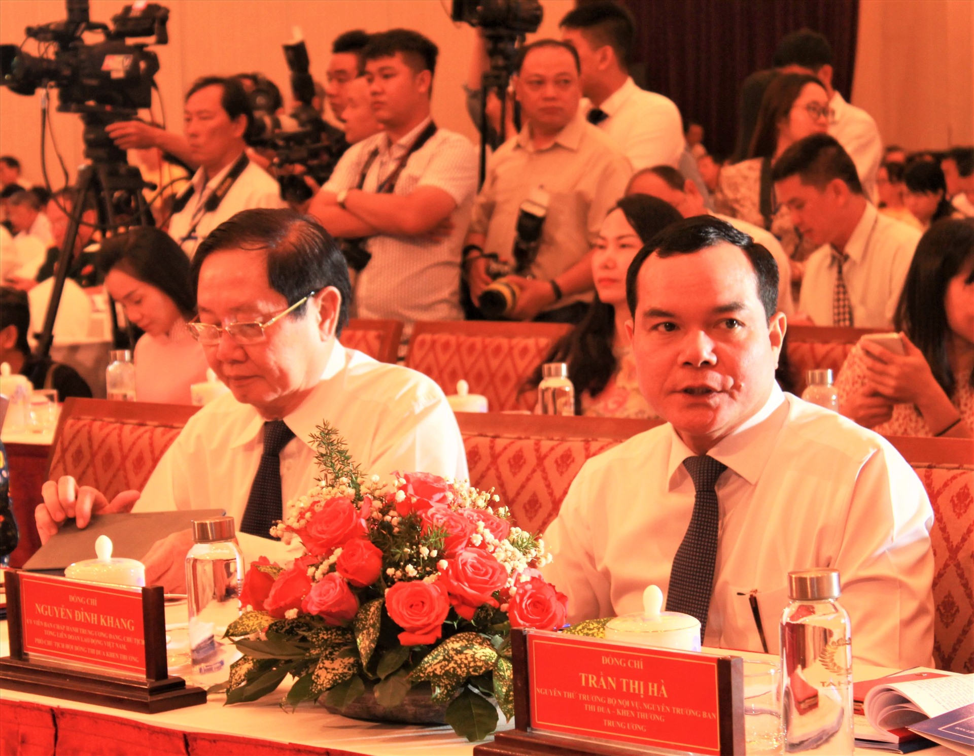 Phó Chủ tịch Hội đồng thi đua Trung ương, Chủ tịch Tổng LĐLĐVN Nguyễn Đình Khang (bên phải) tham dự hội nghị. Ảnh Chân Phúc
