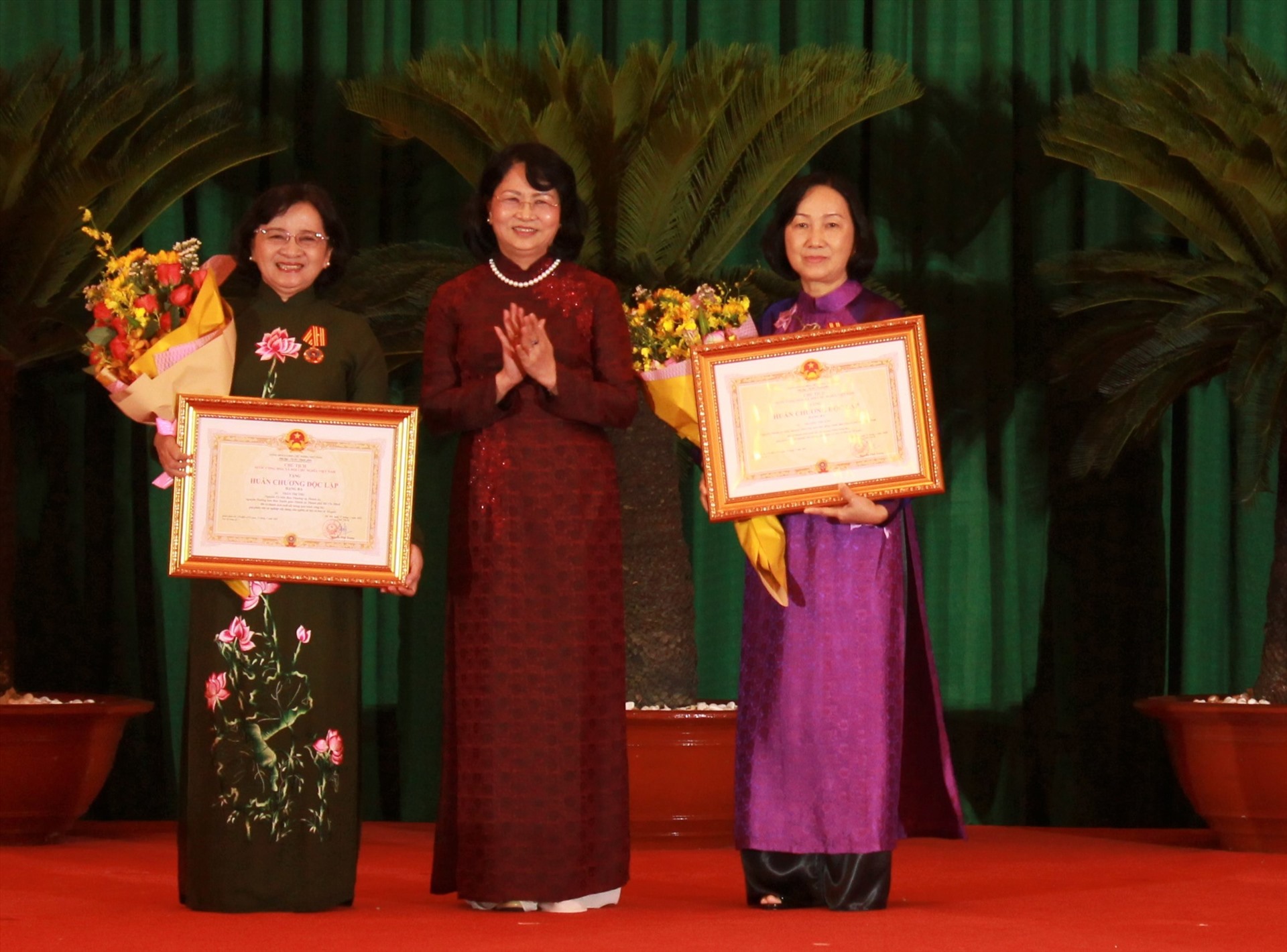 Phó Chủ tịch nước Đặng Thị Ngọc Thịnh tặng Huân chương Độc lập hạng Ba cho bà Thân Thị Thư (bên trái) và bà Trương Thị Ánh. Ảnh Chân Phúc