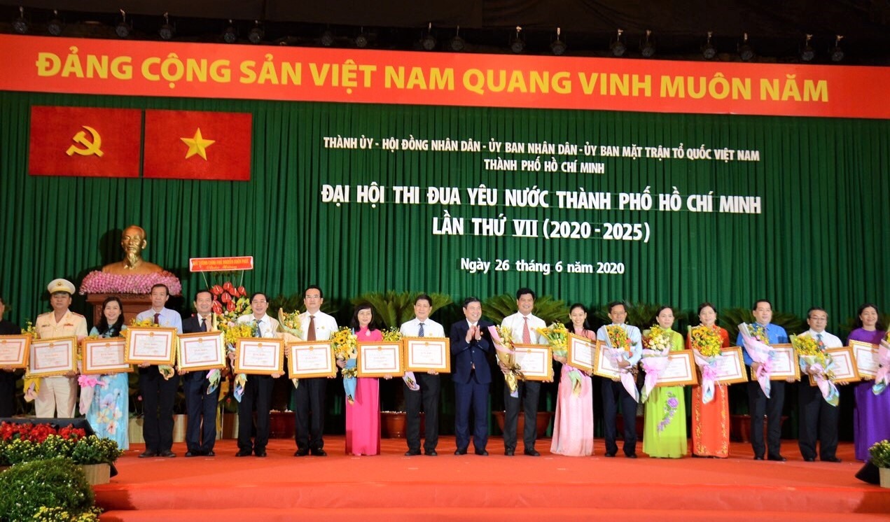 Chủ tịch UBND TPHCM Nguyễn Thành Phong trao Bằng khen của UBND TPHCM cho các tập thể, cá nhân tiêu biểu. Ảnh Chân Phúc