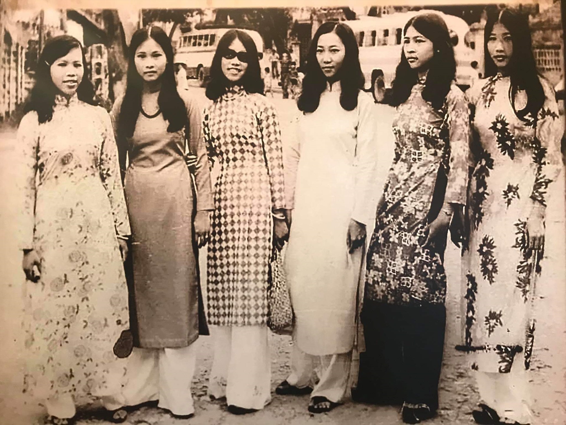 Áo dài Việt Nam qua một số thời kỳ. Ảnh: chụp lại từ tư liệu và trưng bày tại Bảo tàng Phụ nữ