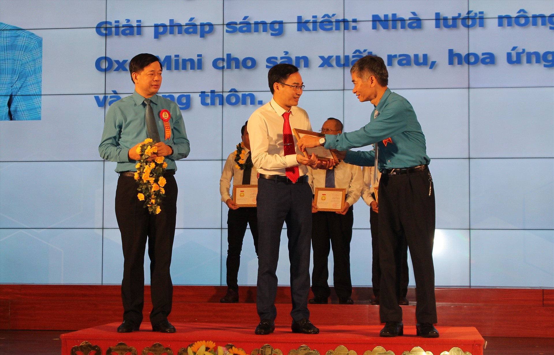 Đồng chí Trần Văn Thuật - PCT Tổng LĐLĐ Việt Nam trao Bằng Lao động sáng tạo năm 2019 tặng cá nhân xuất sắc. Ảnh Mai Dung
