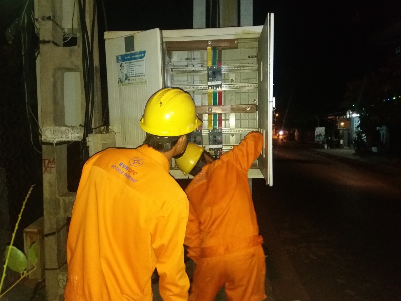 Đến 23h ngày 25.6, điện lưới toàn tỉnh Thừa Thiên Huế đã được khôi phục. Ảnh: ĐL cung cấp.