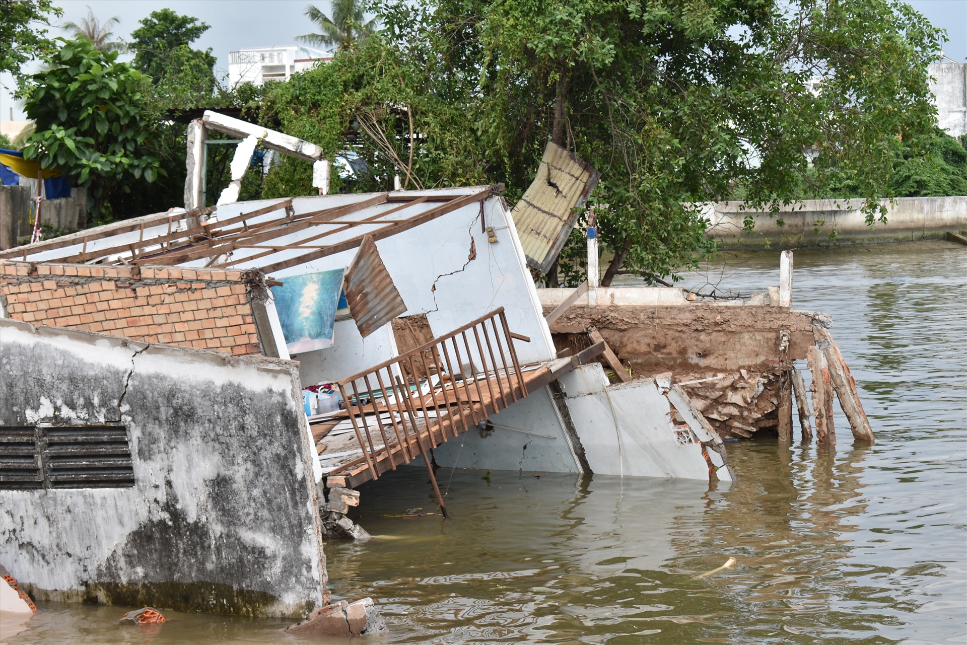 5 căn nhà đã sụp xuống sông Cần Thơ. Ảnh: Thành Nhân