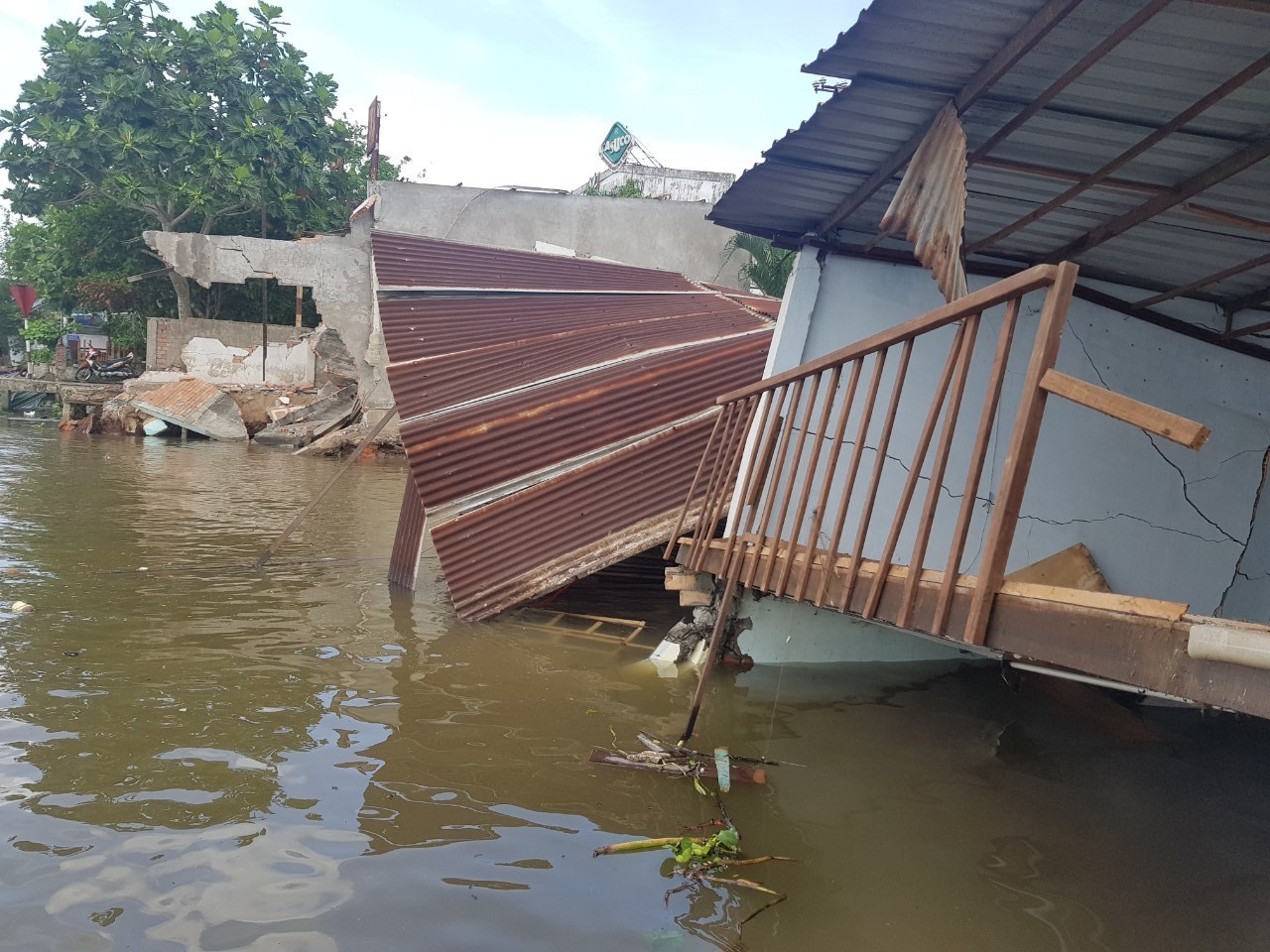 vụ sạt lở khiến 5 nhà dân tại khu vực 5, phường An Bình, quận Ninh Kiều TP.Cần Thơ (gần chợ nổi Cái Răng) bị sông Cần Thơ nuốt chửng.