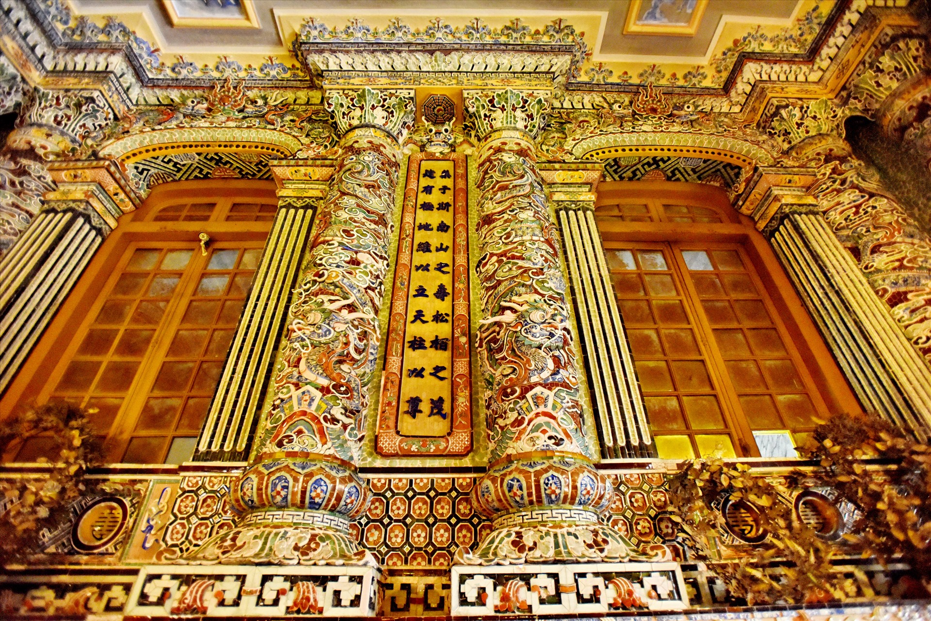 Toàn bộ cột rồng, cửa vòm, phào, chỉ... bên trong nội điện đều được khảm sành sứ và thủy tinh màu. Ảnh: Thái Hoàng