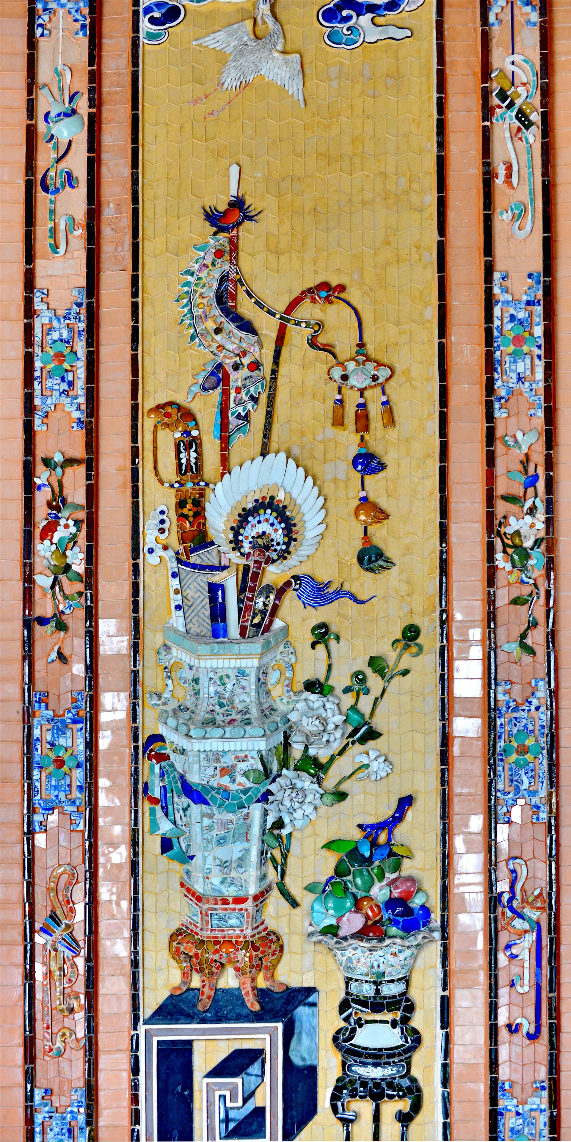 Lăng Khải Định được đánh giá là kiệt tác của nghệ thuật khảm sành sứ cung đình Huế. Trong ảnh: Tranh khảm sành sứ trang trí ở Ứng Lăng. Ảnh: Thái Hoàng