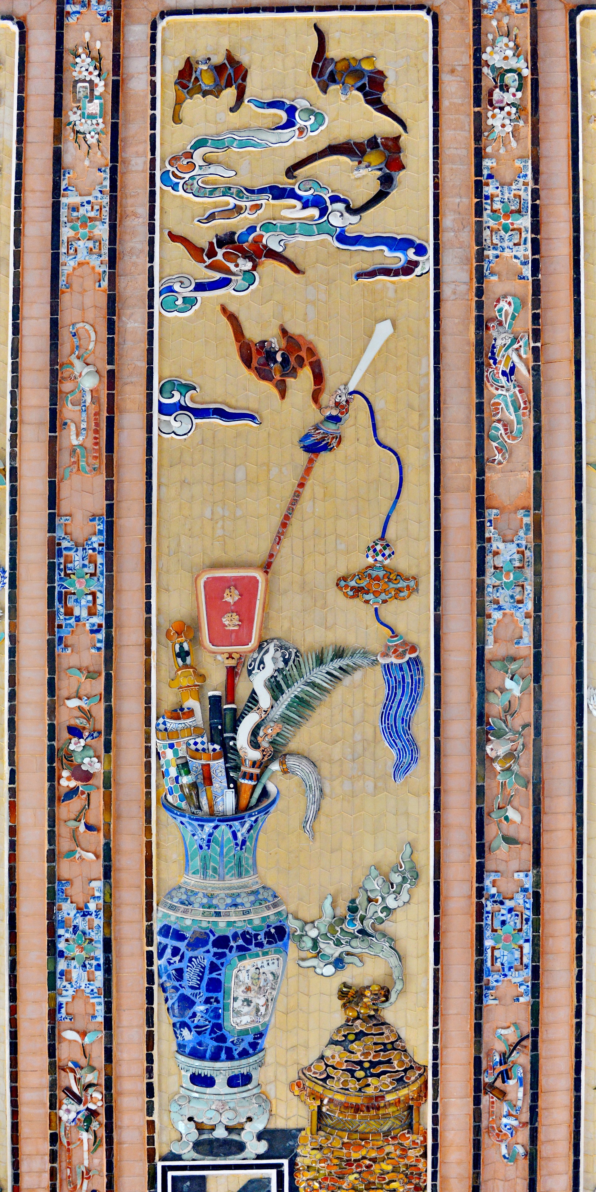 Lăng Khải Định được đánh giá là kiệt tác của nghệ thuật khảm sành sứ cung đình Huế. Trong ảnh: Tranh khảm sành sứ trang trí ở Ứng Lăng. Ảnh: Thái Hoàng